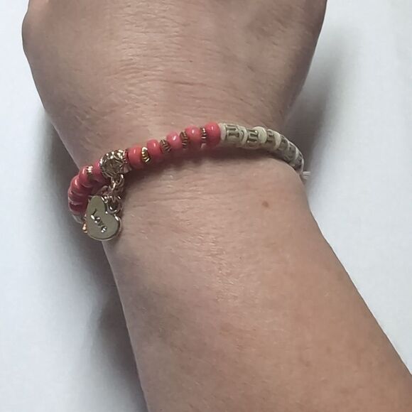 118 Gold Cream and Pink Beaded‎ Stretch Bracelet with Heart and Hasma Hand Charm - Picture 4 of 5